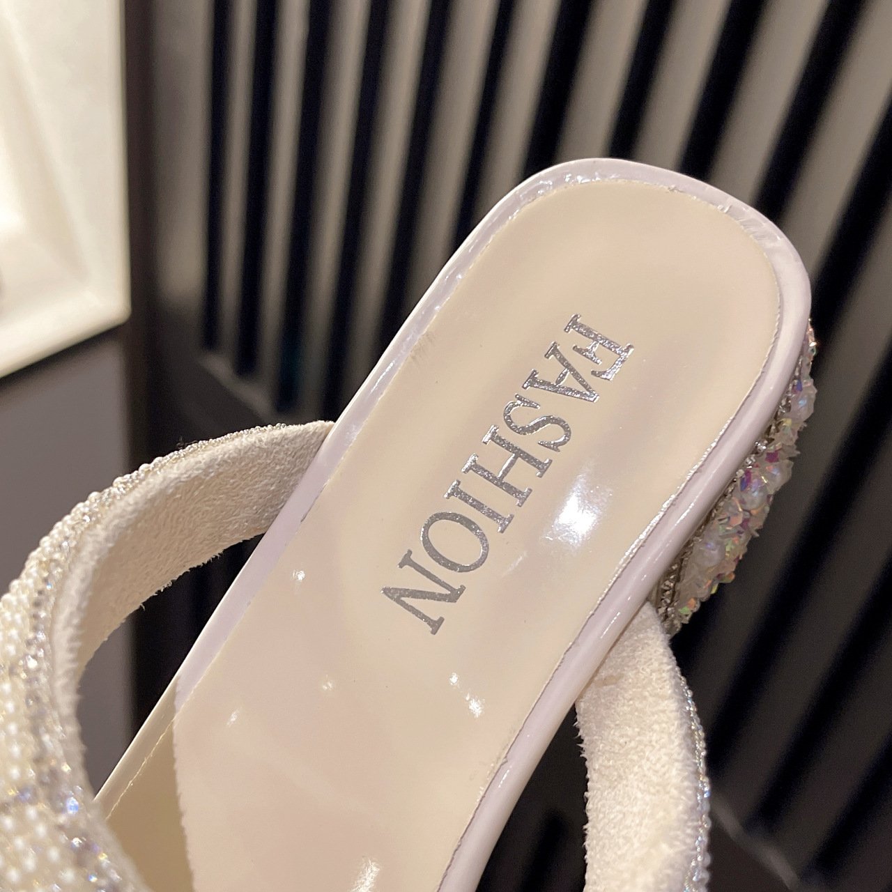 Pearls Beaded Rhinestone Bowknot Design Chunky Heel Sandals