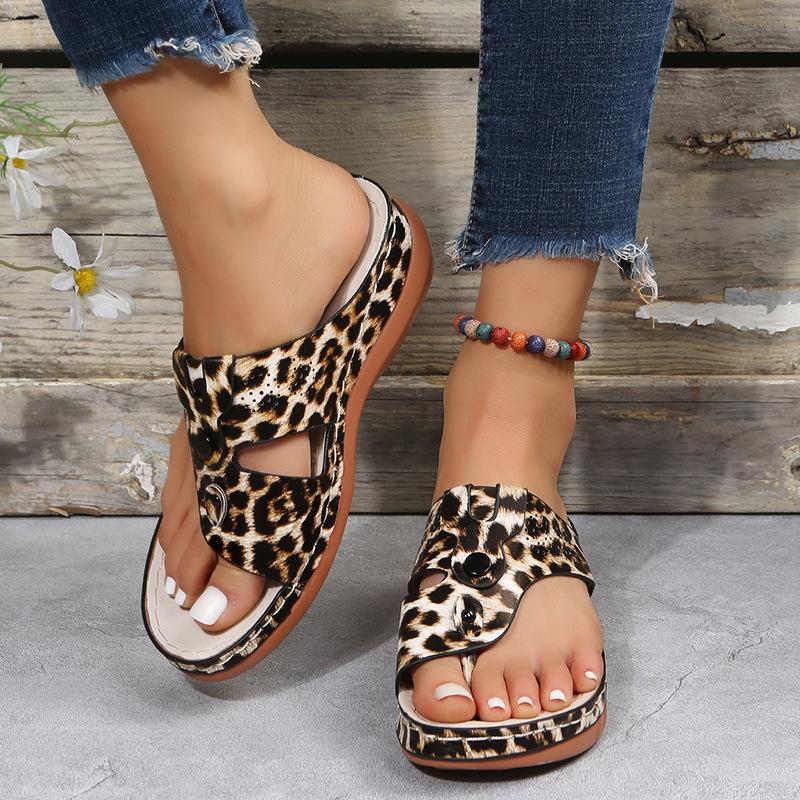 Round-toed rivet clip toe sandal