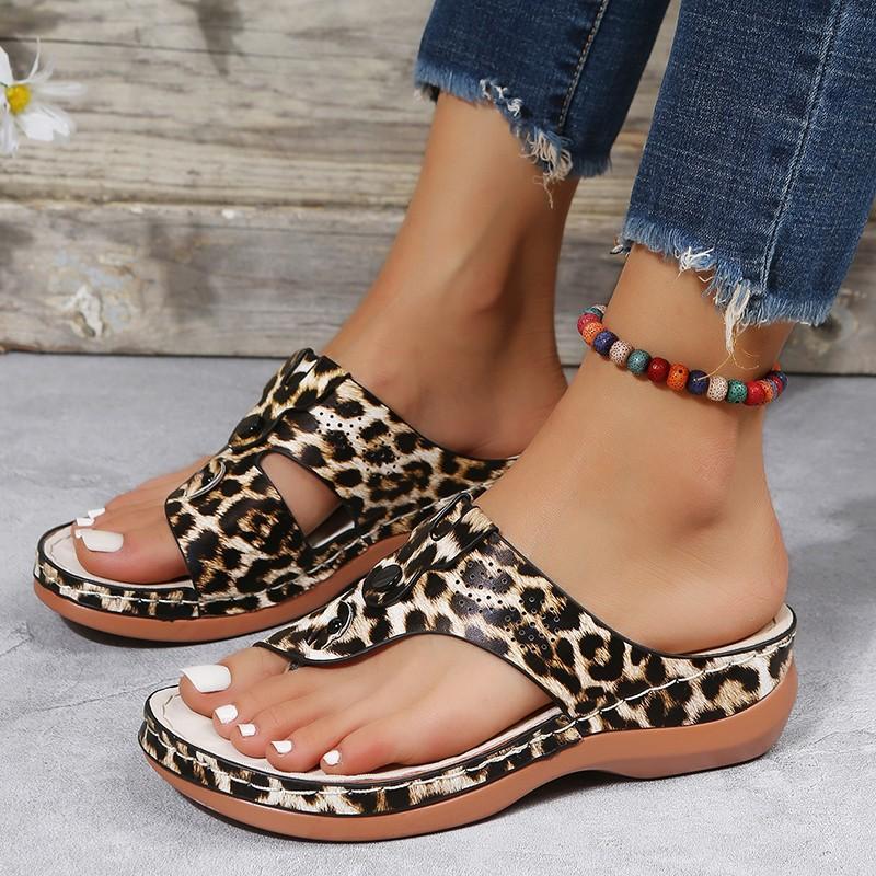 Round-toed rivet clip toe sandal