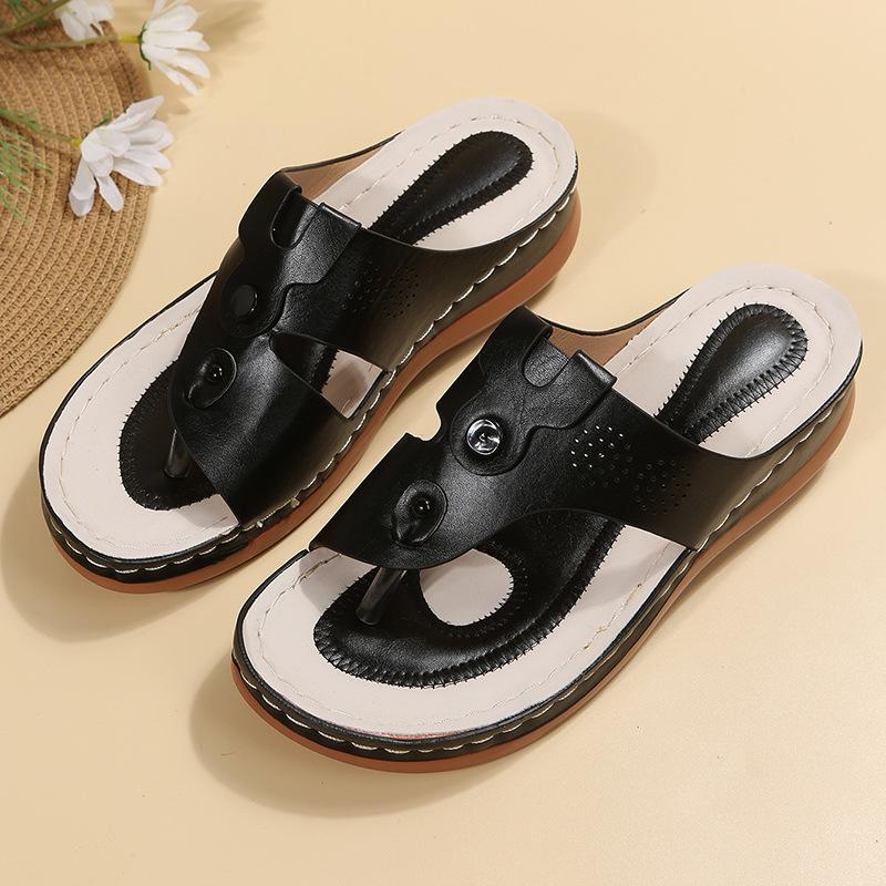 Round-toed rivet clip toe sandal