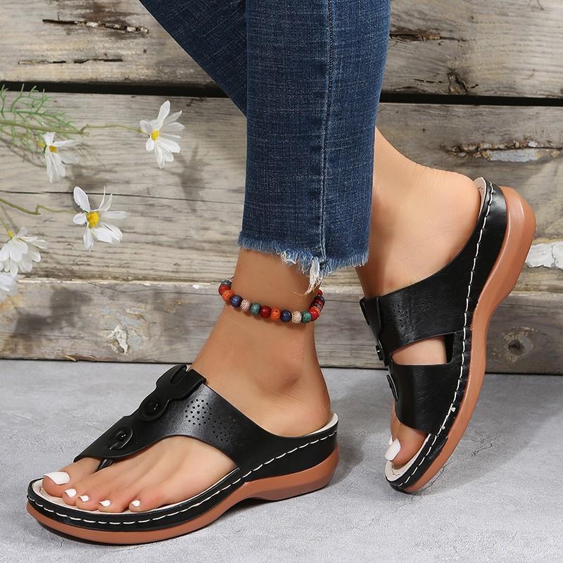 Round-toed rivet clip toe sandal