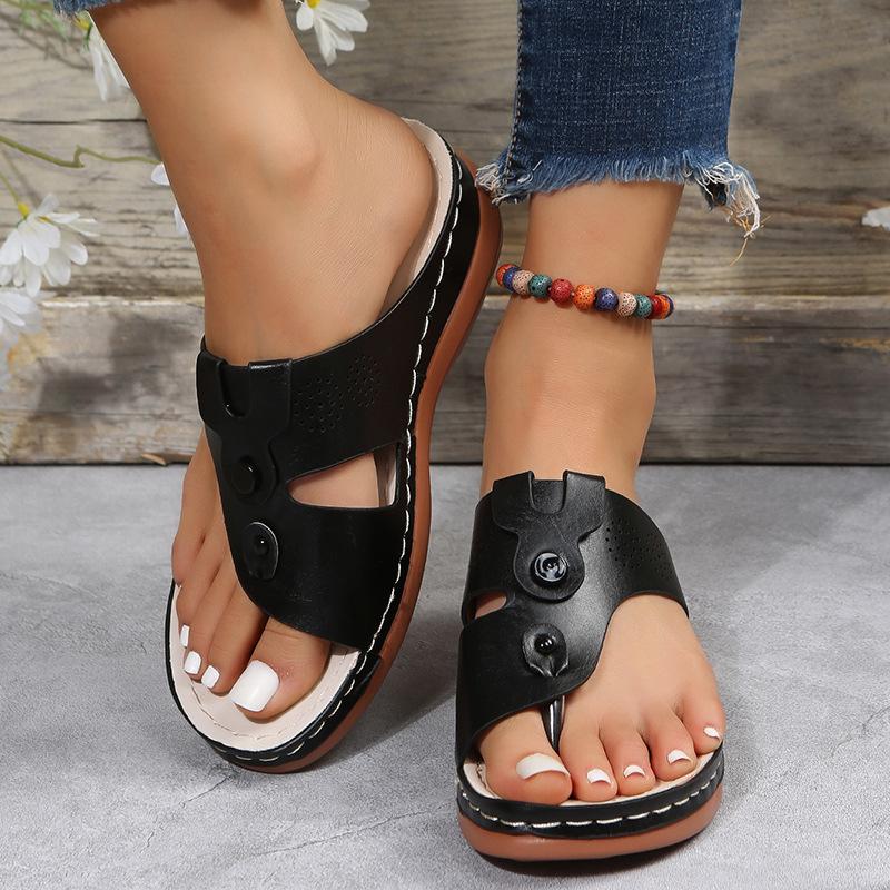 Round-toed rivet clip toe sandal