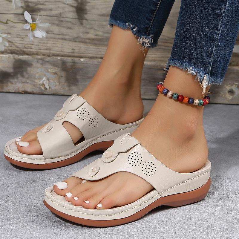 Round-toed rivet clip toe sandal